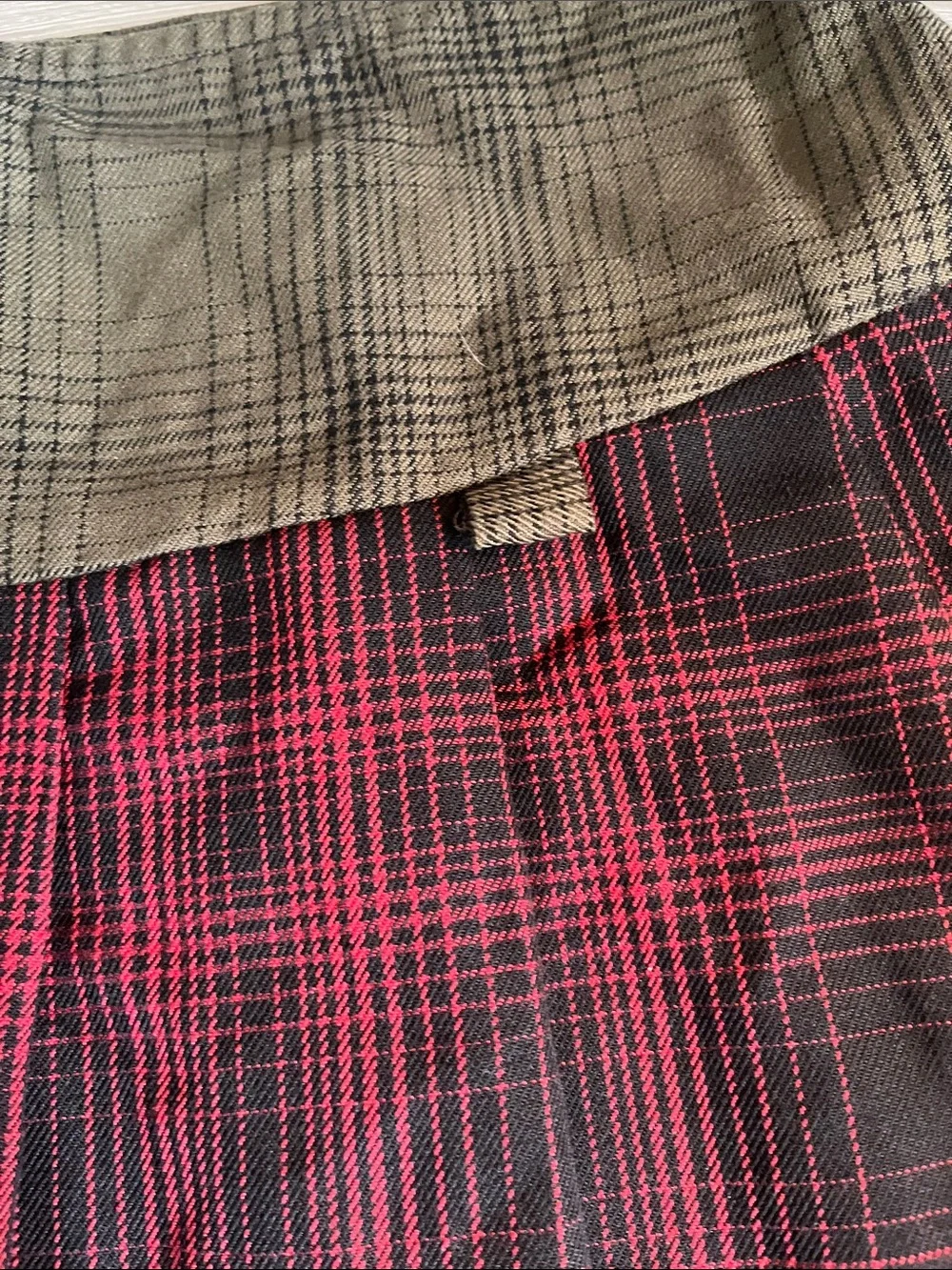 Two-Tone Plaid Pleated Mini Skirt - Red and Black